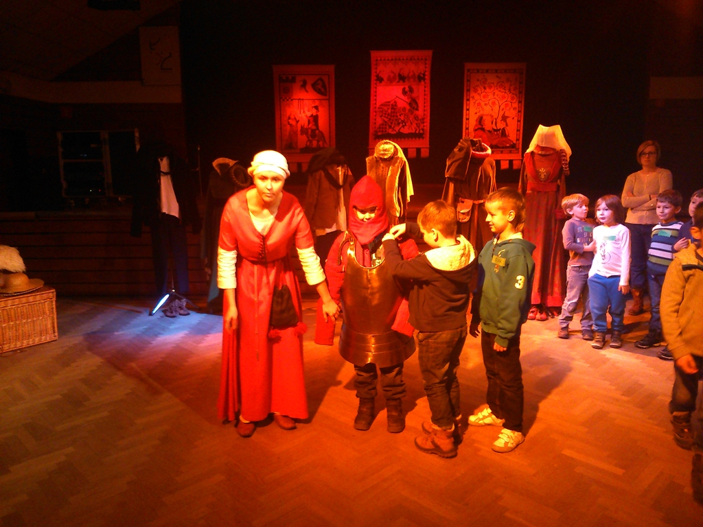 Dzieci biorą udział w przedstawieniu teatralnym.