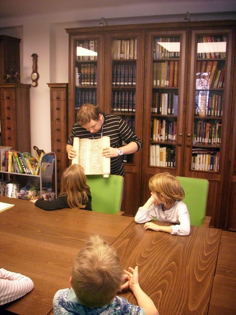 Wizyta uczniów bibliotece.