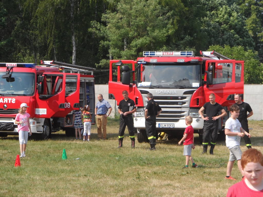 Uczniowie an pikniku strażackim podczas Family Day