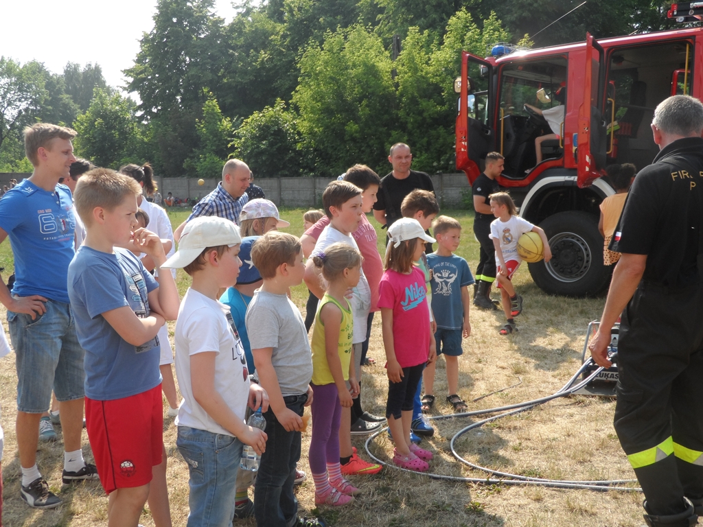 Uczniowie an pikniku strażackim podczas Family Day