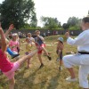 Dzieci ćwiczą karate