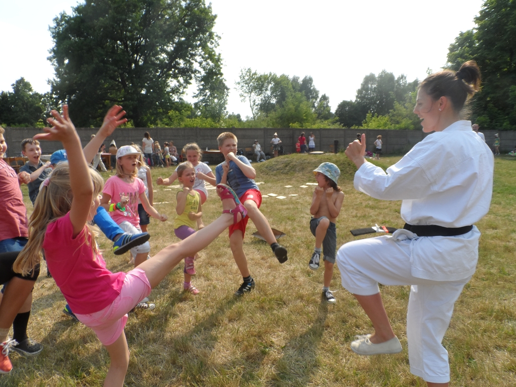 Dzieci ćwiczą karate