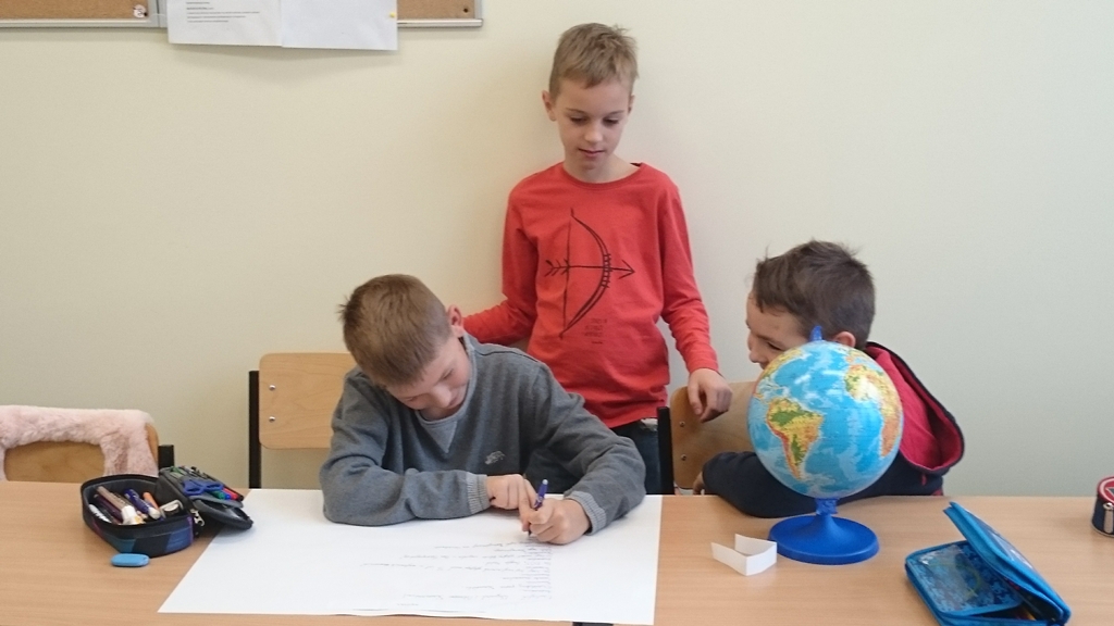 Praca w grupach w szkole podstawowej IPT w Łodzi.
